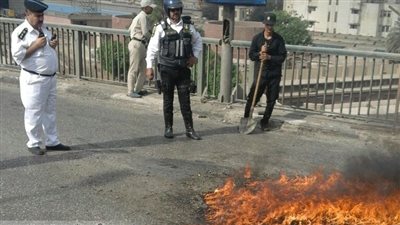 ضباط مرور القاهرة يصلحون حفرة بكوبري 6 أكتوبر لتسيير حركة السيارات