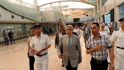 مدير شرطة النقل يتفقد محطات القطارات لمراجعة إجراءات التأمين