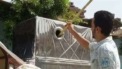 شاب يثير إعجاب رواد «فيس بوك» ببيع عصير القصب