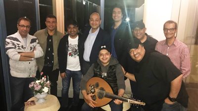 محمد هنيدي ينشر صورته برفقة الهضبة وعمرو أديب ورابح صقر