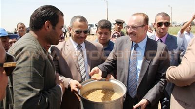 وزير التموين ومحافظ بني سويف يفتتحان موسم حصاد القمح