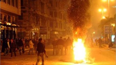 8 إصابات فى اشتباكات أمام مقار 