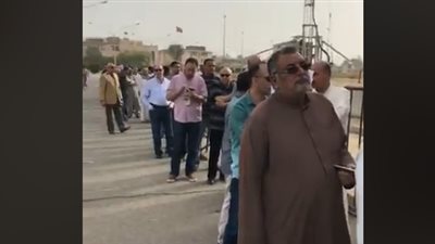 المصريون في الكويت يصطفون في طوابير انتظارا لفتح اللجان (فيديو)