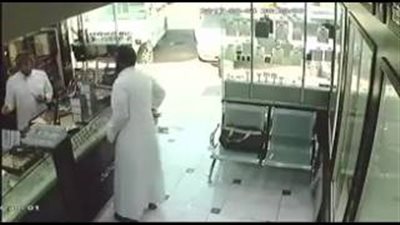 بالفيديو.. لحظة سرقة «هاتف» من محل بجدة في وضح النهار