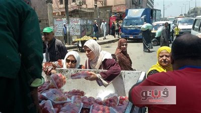 بالصور.. توزيع سلع غذائية بأسعار مخفضة على المواطنين بشبرا الخيمة