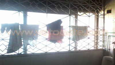 بالفيديو والصور.. منافذ مهبط مطار القاهرة تتحول لمنشر ملابس