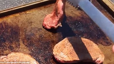 بالفيديو والصور.. رجل يشوى اللحم على درجات حرارة الشمس