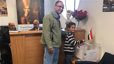 المصريون بنيوزيلندا يواصلون التوافد على لجانهم للإدلاء بأصواتهم (صور)