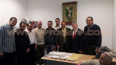 بالصور.. إحباط تهريب كمية من النقد وكروت الشحن بمطار برج العرب