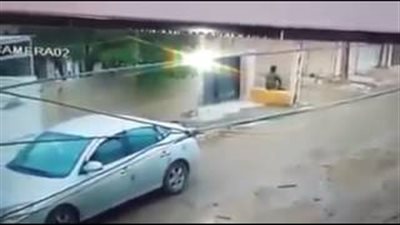 بالفيديو.. لص يسرق صندوق قمامة في بغداد