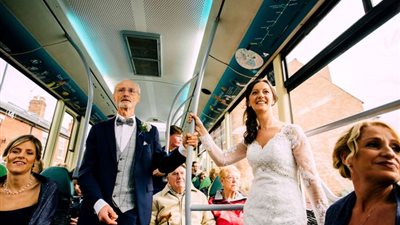 بالصور.. عروس تفضل الانتقال لحفل زفافها بـ«الأتوبيس»