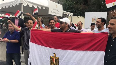 حشود الجالية المصرية بدبي أمام اللجان في ثاني أيام الانتخابات