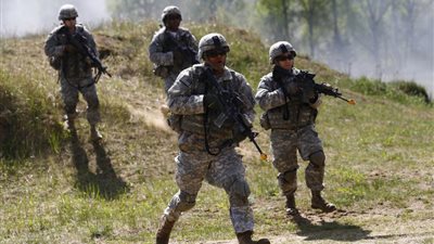 آلاف الجنود يقتحمون غابة عشوائيات خطيرة بالبرازيل