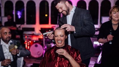 بالصور.. عروس تحلق شعرها من أجل زوجها