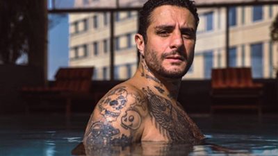 كفاية بقيت كراسة رسم.. الجمهور يفتح النار على أحمد الفيشاوي بسبب التاتو الجديد| صور