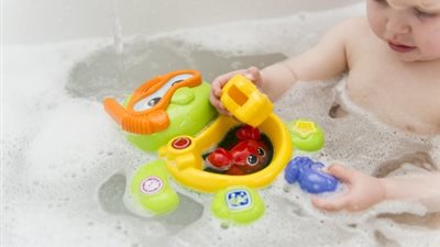 للأمهات.. استغلي وقت استحمام طفلك في تنمية قدراته