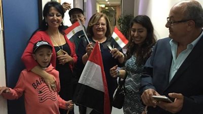 الناخبون المصريون في ملبورن بأستراليا يرفعون الأعلام الوطنية