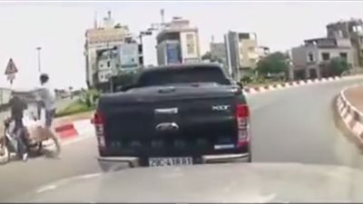 بالفيديو.. «مشاجرة عنيفة» بين سائقي سيارة ودراجة نارية وسط الطريق