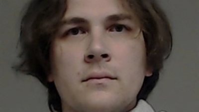 أب يحاول إنعاش ابنته بوضعها في الثلاجة