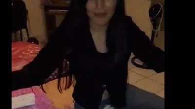 هدية فتاة غير متوقعة تشعل «فيس بوك» (فيديو)