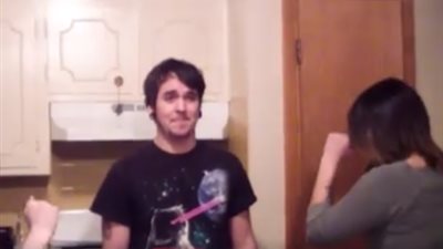 بالفيديو.. فتاتان تضعان شابا في موقف محرج