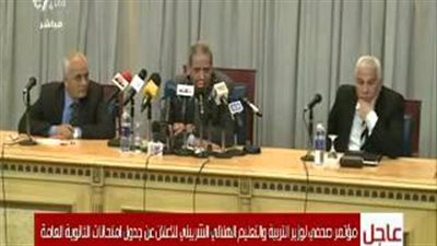 بالفيديو.. وزير التعليم معنفًا صحفية: «قومي اقفي علشان أسمعك»