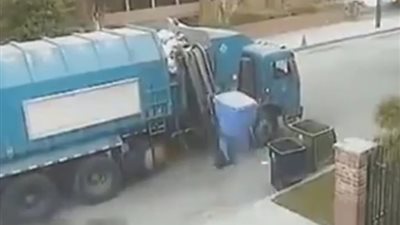 بالفيديو.. سقطات مروعة لمجموعة من الأشخاص