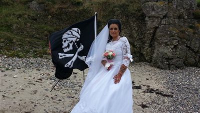 سيدة تتزوج «عفريت جاك سبارو» بعدما سئمت مواعدة الرجال (صور)