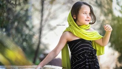 «الجمال والبراءة» فتيات صغيرات يرتدين ملابس أمهاتهن (صور)