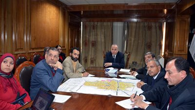 محافظ القليوبية يبحث تطوير مدينة الخصوص