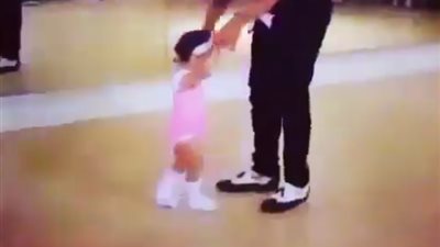 طفلة تشعل مواقع التواصل برقصة تانجو (فيديو)