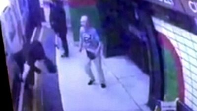 بالفيديو والصور.. لحظة دفع مسن لامرأة أمام قطار مسرع