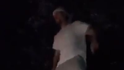 شاب يتعرض لسقوط مروع أثناء قفزة (فيديو)