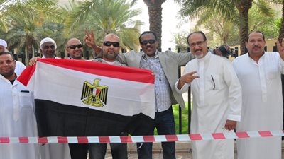 إقبال كثيف للمصريين بالرياض على صناديق الاقتراع (صور)