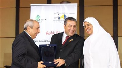 نقابة المهندسين تكرم وزير الإسكان لإسهاماته في المشروعات القومية