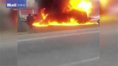 بالفيديو.. عقب سيجارة يتسبب في اشتعال النيران بمحطة وقود