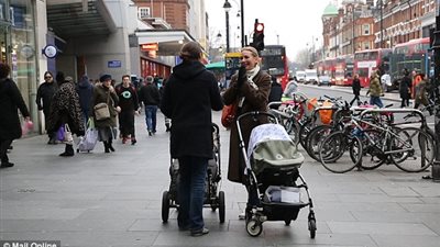 بالفيديو والصور.. رد فعل أمهات طلبت منهن أم إرضاع طفلها