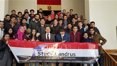 المصريون في روسيا يرفعون علم مصر أمام صناديق الاقتراع (صور)