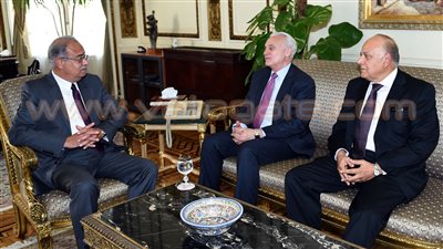 بالصور..شريف إسماعيل يلتقي رئيس الجامعة الأمريكية بالقاهرة