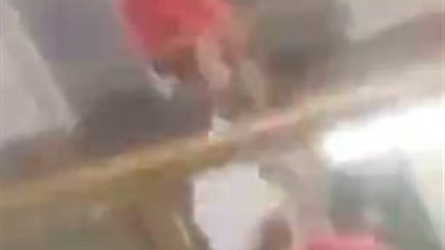 بالفيديو والصور.. لحظة إلقاء مسجون لزميله من الطابق الثاني