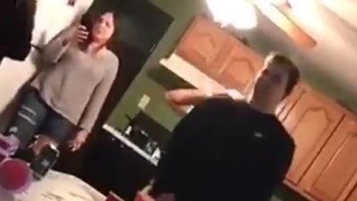 غباء شاب يتسبب في اصطدام رأسه بقوة (فيديو)