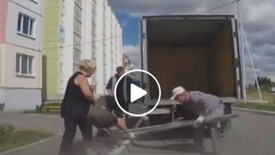 عامل منحوس يتسبب في تحطيم أغراض امرأة (فيديو)