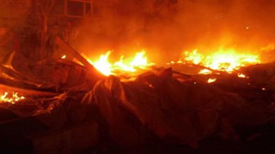 متظاهرو التحرير يحاولون إطفاء حريق مدرسة الجامعة الأمريكية