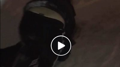 شاب يتسبب في سقوط صديقه بطريقة مروعة (فيديو)