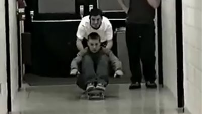 نهاية مروعة لشابين يمزحان مع بعضهما (فيديو)