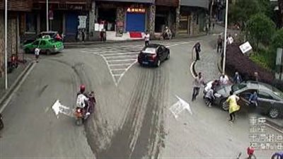 بالفيديو والصور.. سائق يدهس طفلا يلعب أعلى رصيف