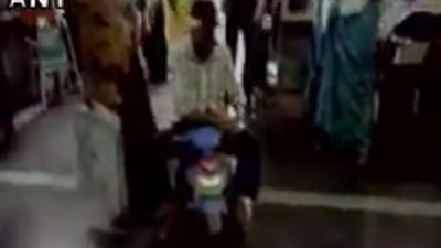 بالفيديو.. رجل يركب لعبة أطفال داخل مستشفى بسبب رشاوي الكراسي