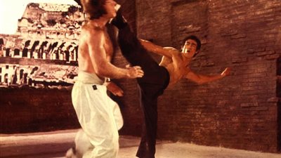 بالفيديو والصور.. رسام شارع يثير ضجة بسبب رسمة عشوائية