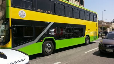 انبهار المواطنين بالأتوبيسات ذات الطابقين بشوارع وسط القاهرة (صور)