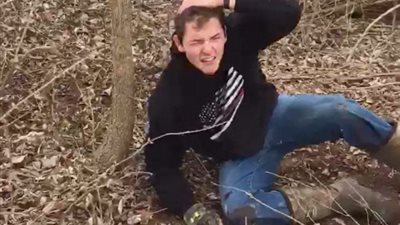 بالفيديو والصور.. غزال يضرب رجلا بعد تحريره من الفخ